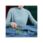 ⁦تصميم مطور: يتم استخدام جسم صغير الحجم مزود بسلك ولون مميز ومقبض زاوية قابل للتعديل لتعزيز تجربة هذه المكواة.⁩ - الصورة ⁦6⁩