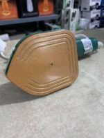 ⁦تصميم مطور: يتم استخدام جسم صغير الحجم مزود بسلك ولون مميز ومقبض زاوية قابل للتعديل لتعزيز تجربة هذه المكواة.⁩ - الصورة ⁦17⁩