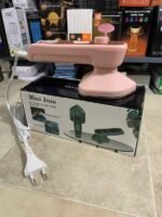 ⁦تصميم مطور: يتم استخدام جسم صغير الحجم مزود بسلك ولون مميز ومقبض زاوية قابل للتعديل لتعزيز تجربة هذه المكواة.⁩ - الصورة ⁦15⁩