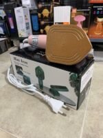 ⁦تصميم مطور: يتم استخدام جسم صغير الحجم مزود بسلك ولون مميز ومقبض زاوية قابل للتعديل لتعزيز تجربة هذه المكواة.⁩ - الصورة ⁦16⁩