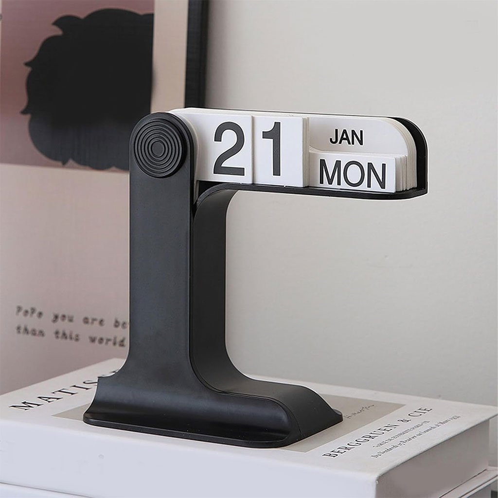 Calendrie-Deco-cnc-1.jpg 📅 تقويم مكتبي Perpetual Flip – ديكور عصري وأنيق لمنزلك أو مكتبك - الصورة 1