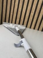 ⁦Vadrouille de Nettoyage avec Manche Long Pliable à 180° avec Grattoir – ممسحة من ميكروفيبر للتنظيف في أصعب المناطق⁩ - الصورة ⁦11⁩