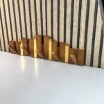⁦Porte-Manteau Mural Design Piano en Bois avec Touches Dorées - علاقة ملابس خشبية⁩ - الصورة ⁦6⁩