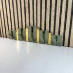 ⁦Porte-Manteau Mural Design Piano en Bois avec Touches Dorées - علاقة ملابس خشبية⁩ - الصورة ⁦9⁩