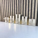 ⁦Porte-Manteau Mural Design Piano en Bois avec Touches Dorées - علاقة ملابس خشبية⁩ - الصورة ⁦8⁩