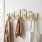 ⁦Porte-Manteau Mural Design Piano en Bois avec Touches Dorées - علاقة ملابس خشبية⁩ - الصورة ⁦5⁩