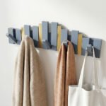 ⁦Porte-Manteau Mural Design Piano en Bois avec Touches Dorées - علاقة ملابس خشبية⁩ - الصورة ⁦4⁩