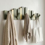 ⁦Porte-Manteau Mural Design Piano en Bois avec Touches Dorées - علاقة ملابس خشبية⁩ - الصورة ⁦3⁩