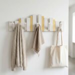 ⁦Porte-Manteau Mural Design Piano en Bois avec Touches Dorées - علاقة ملابس خشبية⁩ - الصورة ⁦2⁩